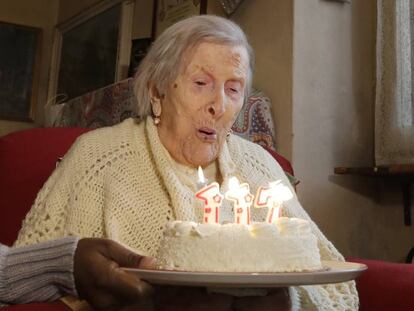 Emma Morano sopla las velas en su 117 cumpleaños, el pasado noviembre.