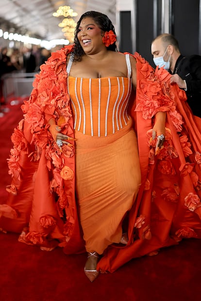 Bajo la espectacular capa Lizzo llevaba un vestido con corsé también en naranja y también de Dolce & Gabbana.