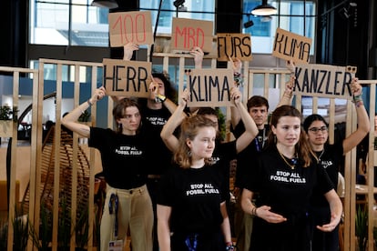 Un grupo de activistas en una protesta en Dubái para pedir que Alemania haga más para reducir el uso de combustibles fósiles.