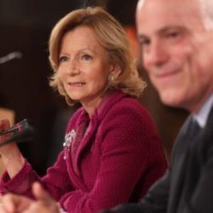 La vicepresidenta segunda del Gobierno, Elena Salgado, y Jose Manuel Campa, secretario de Estado de Economía, hoy