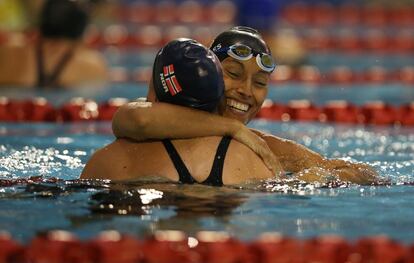 Perales ha conseguido en los Europeos de 1999, 2001, 2003, 2011, 2014, 2016, 2018 y 2021 un total de 43 medallas. En la imagen, Perales felicita a la noruega Sarah Louise Rung en la final femenina de 50 metros mariposa en el Campeonato Mundial de Natación 2015, en Glasgow (Escocia).