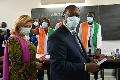 Alassane Ouattara y su esposa Dominique Ouattara a su llegada a un colegio electoral de Abiyán el pasado sábado durante las elecciones.