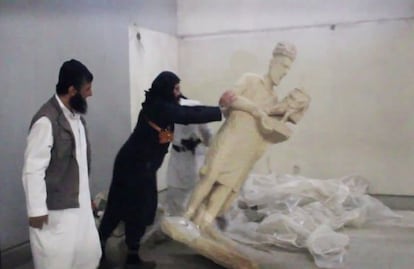 Imagen de un v&iacute;deo del Estado Isl&aacute;mico en el que unos militantes destruyen estatuas en el museo de Mosul. 