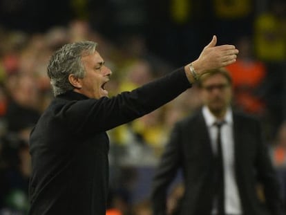 Mourinho da instrucciones durante el partido ante el Borussia, con J&uuml;rgen Klopp al fondo.