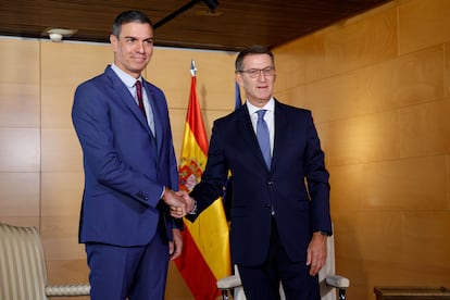 Sánchez y Feijóo, al comienzo de su reunión el 30 de agosto en el Congreso.