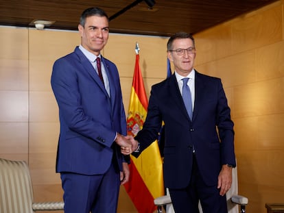 Sánchez y Feijóo, al comienzo de su reunión el 30 de agosto en el Congreso.