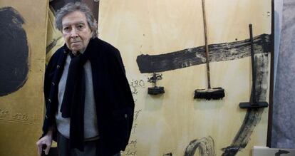 Antoni T&agrave;pies en su estudio, en 2008.