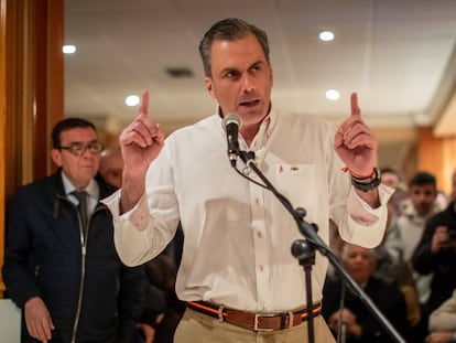 The general secretary of VOX, Javier Ortega, speaking to supporters in Granada.