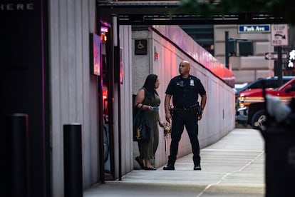 Eric Adams, alcalde de Nueva York, informó en la red social X que “actualmente se está llevando a cabo una investigación por un atacante activo en Midtown". Pide tomar precauciones de seguridad necesarias si están en la zona y no salir si se encuentran cerca de Park Avenue y la calle 51 Este.