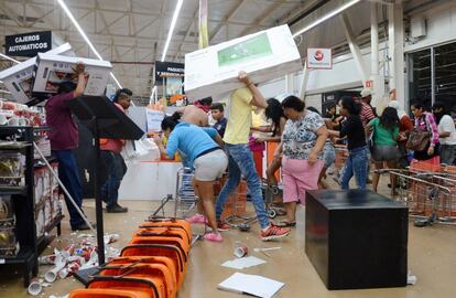 Vários supermercados nos arredores da Cidade do México, nas populosas Azcapotzalco e Cuautitlán, foram saqueados por grupos de manifestantes. Na imagem, dezenas de pessoas saqueiam lojas no porto de Veracruz.