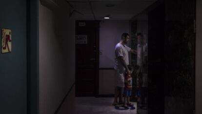 Tamim y su hijo Mohammad en el edificio donde residían en Bangkok.