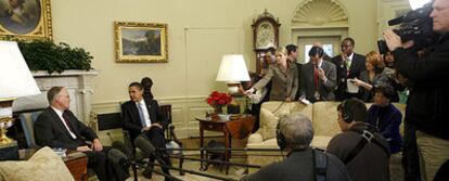 Barack Obama y el gobernador de Vermont, el republicano Jim Douglas, durante una reunión en el Despacho Oval de la Casa Blanca.