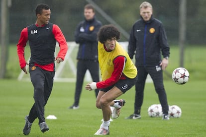 Marouane Fellaini corre tras un balón.