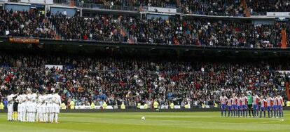Real Madrid y Sporting en el minuto de silencio por la muerte de Morosini.