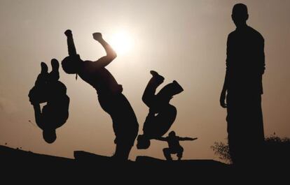 Jóvenes refugiados palestinos practican parkour en el barrio Al-Namssawi al sur de la ciudad de Khan Younis, en la Franja de Gaza.