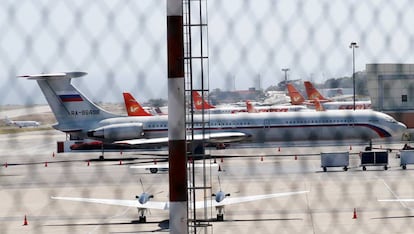 Un avión con la bandera rusa, en el aeropuerto de Caracas.