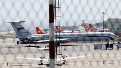 Avião com a bandeira russa no aeroporto de Caracas.