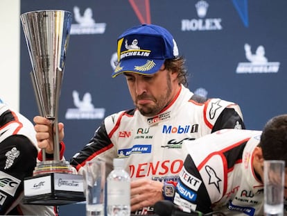 Fernando Alonso, con el trofeo de las 6 Horas de Spa.
