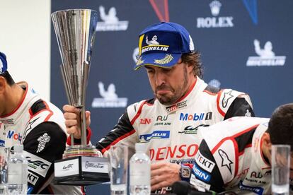 Fernando Alonso, con el trofeo de las 6 Horas de Spa.