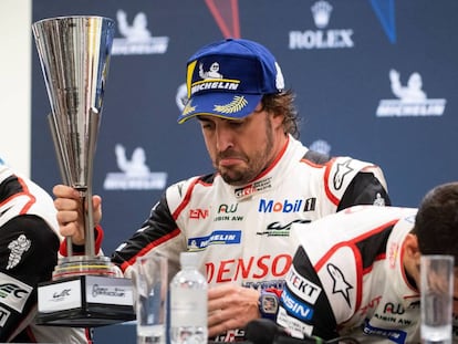 Fernando Alonso, con el trofeo de las 6 Horas de Spa.