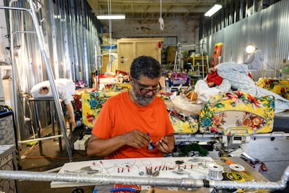 Pepón Osorio trabaja en las piezas de su exhibición en su estudio en Filadelfia