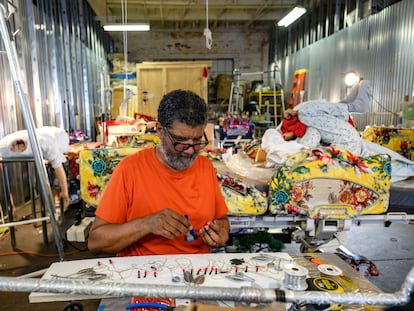 Pepón Osorio trabaja en las piezas de su exhibición en su estudio en Filadelfia