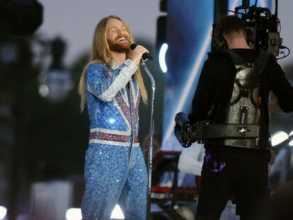 British singer Sam Ryder performs at Queen Elizabeth's Platinum Jubilee concert in front of Buckingham Palace, London, Britain June 4, 2022. Picture taken June 4, 2022. Kerry Davies/Pool via REUTERS