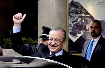 Florentino Pérez, presidente del Real Madrid, sale de su hotel en Lisboa.