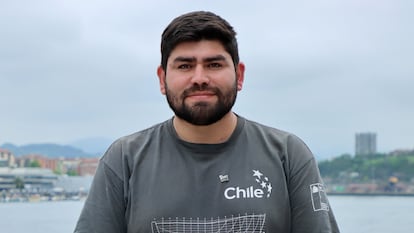 Hugo Almonacid es parte del equipo de la factoría marítima Albaola.