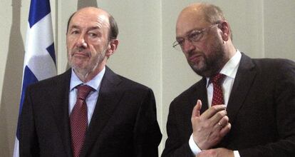 Alfredo Pérez Rubalcaba y el presidente del Parlamento Europeo, Martin Schulz, hoy en París.