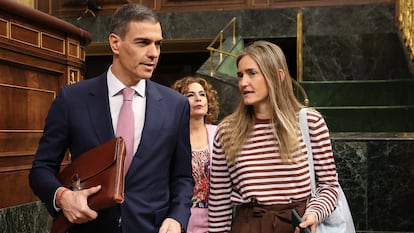 El presidente del Gobierno, Pedro Sánchez, y la ministra de Energía y Transición Ecológica, Sara Aagesen, durante la sesión de control al Gobierno del 14 de mayo.