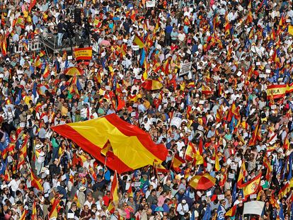 Centenares de personas, durante el acto del PP en Madrid.