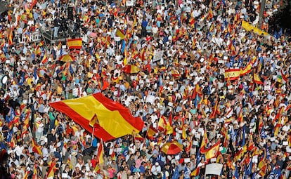 Centenares de personas, durante el acto del PP en Madrid.