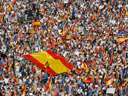 Centenares de personas, durante el acto del PP en Madrid.