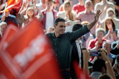 El secretario general del PSOE y presidente del Gobierno en funciones, Pedro Sánchez, durante el mitin de campaña en el pabellón polideportivo de Mislata (Valencia), este sábado.