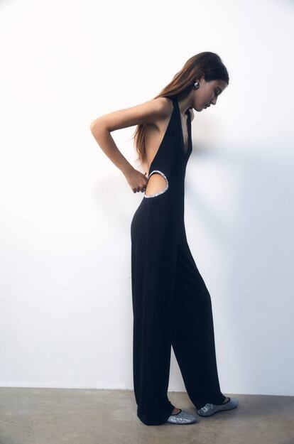 Si buscas una apuesta segura, te encantará este mono negro, con escote ‘halter’ y detalles ‘cut out’ con pedrería que puedes encontrar en Pull & Bear. (29,99 €)
