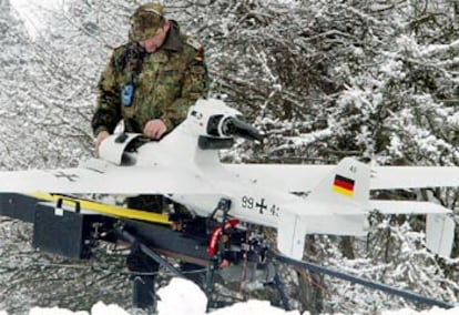 Un militar alemán pone a punto un avión-espía en una base de Baviera.