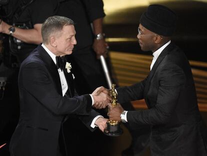 Daniel Craig (a la izquierda) entrega a Mahershala Ali el Oscar a mejor actor secundario por 'Green Book'. Es el primer actor negro en lograr dos estatuillas en esta categoría.