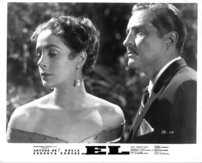 La primera película de un cineasta español que aparece en ambas webs. 'Él', de Luis Buñuel, está basada en la novela homónima de la escritora Mercedes Pinto. Es Jueves Santo y, como buen joven religioso, Francisco Galván está participando en la ceremonia del lavatorio de los pies; hasta que su mirada se topa con los de Gloria. Hechizado, el hombre de golpe está dispuesto a todo por ella: que resulte ser la novia de su amigo Raúl apenas le importa. Aunque su obsesión le lleva a unos celos neuróticos.