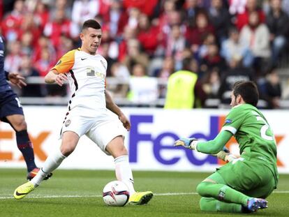 Boryachuk, del Shakhtar, encara a Marafona, del Sporting de Braga.