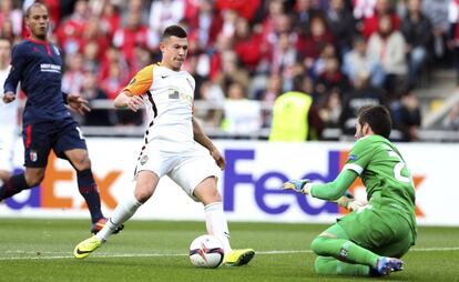 Boryachuk, del Shakhtar, encara a Marafona, del Sporting de Braga.