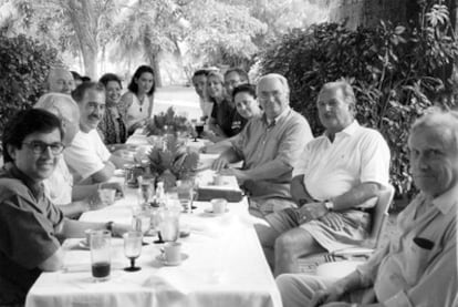 A la derecha, Francisco Pérez González, Carlos Fuentes, Belisario Betancur e Isabel Polanco, en un almuerzo al que también asistió Andrés Pastrana (con bigote, a la izquierda).