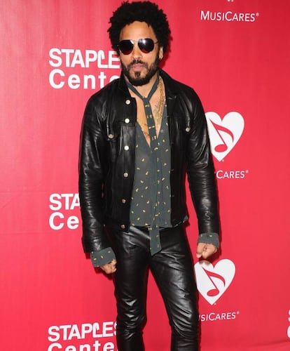 <strong>Quién.</strong> Lenny Kravitz, Nueva York, 52 años.
<strong>Su truco.</strong> "Como muchas verduras y pescados. Tengo mi propia granja orgánica. Mi fórmula es hacer cuatro o cinco comidas al día, pero ligeras. Algunas consisten solo en zumos. También consumo mucha agua de coco”. Así de saludable es la vida del cantante de 'Are you gonna go my way'. Eso sí, no pisa un gimnasio. "Son lugares aburridos. Si quiero hacer deporte siempre tengo a mano una comba. Y al aire libre”, declaró a 'Mens Health'.