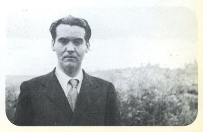 Federico García Lorca, fotografiado en los años treinta en El Cigarral por la periodista francesa Marcelle Auclair.