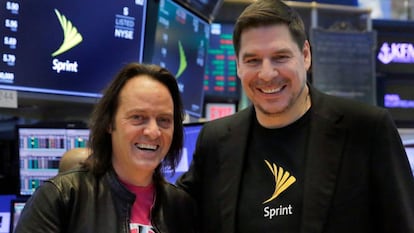 John Legere y Marcelo Claure, los CEO de T-Mobile y Sprint, este lunes en la Bolsa de Nueva York.