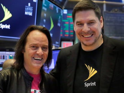 John Legere y Marcelo Claure, los CEO de T-Mobile y Sprint, este lunes en la Bolsa de Nueva York.