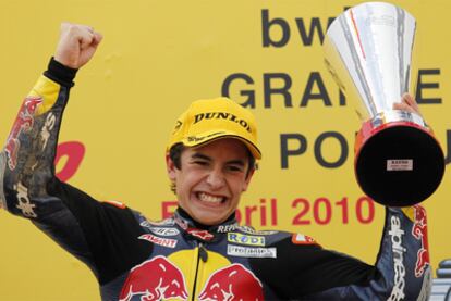 Marc Márquez celebra su victoria en Estoril.