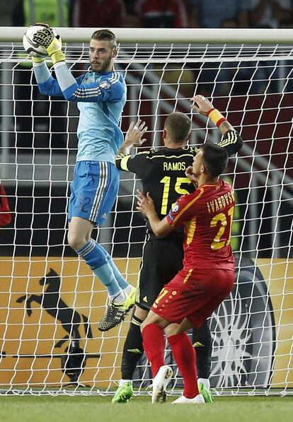 El portero de la selección española, David de Gea, junto al defensa Sergio Ramos, para el balón ante Ivanovski