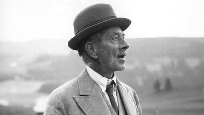 El escritor Robert Walser en la excursión al Säntis, en la sierra suiza de Alpstein, en una imagen de 1942.