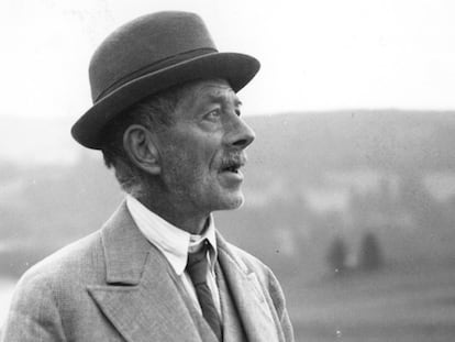 El escritor Robert Walser en la excursión al Säntis, en la sierra suiza de Alpstein, en una imagen de 1942.